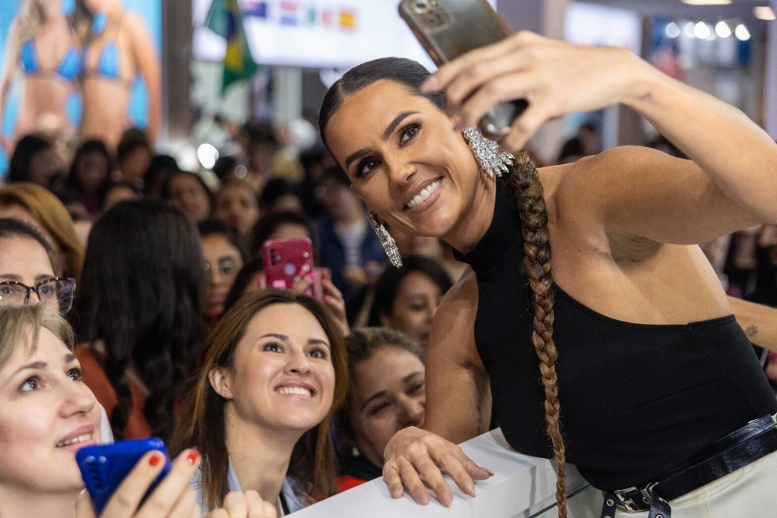 Deborah Secco esteve no Stand da Ibramed em feira de estética- Beauty Fair